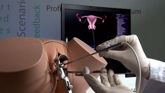 Осмотр в гинекологии женщины с помощью прибора